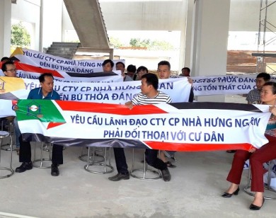 Chủ đầu tư Hưng Ngân thất hứa: Khách hàng giăng băng rôn đòi nhà