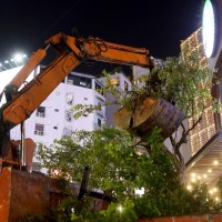 Đại diện khách sạn New World tranh luận với ông Hải việc chiếm vỉa hè