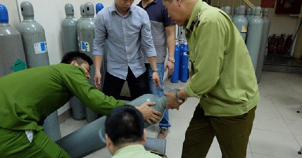 Hà Nội: Thu giữ 40 bình khí cười tập kết trên phố cổ