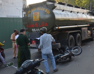 NÓNG: Xe biển đỏ cán chết người giữa trung tâm Sài Gòn