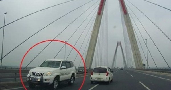 CSGT khẳng định không "phân luồng" cho 5 ô tô đi ngược chiều trên cầu Nhật Tân
