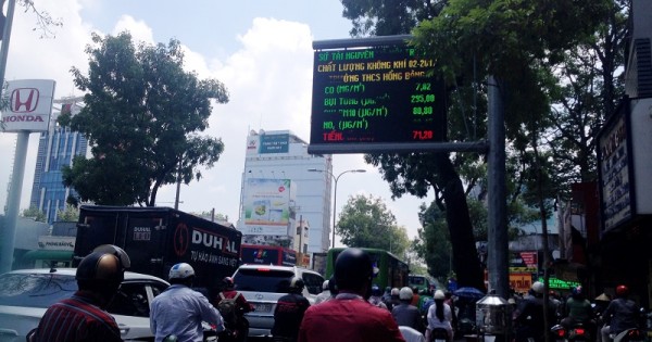 Người dân TP.HCM tiếp cận giám sát chất lượng môi trường bằng bảng giao thông điện tử