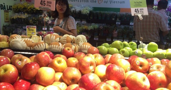 Bán trái cây nhập khẩu rẻ bèo, siêu thị lớn có 'chiêu' gì?
