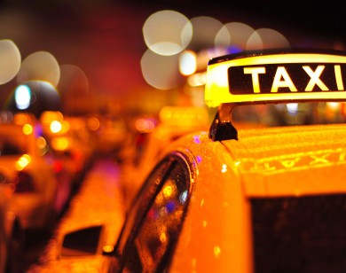 Du khách để quên 44 kg vàng và... 2 em bé sơ sinh trên taxi