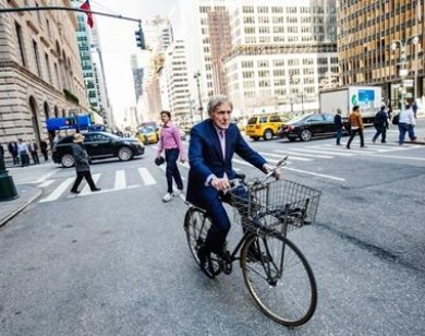 CEO ngân hàng 83 tuổi vẫn đạp xe đi làm