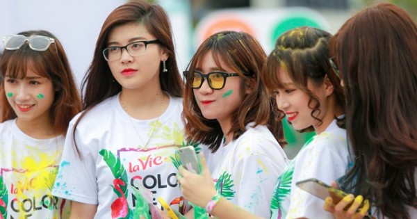 Trai xinh gái đẹp Hà Nội tưng bừng với lễ hội bột màu Color Me Run