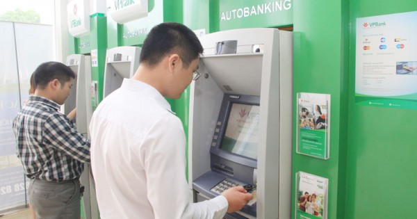 Lại bất bình vì phí ATM