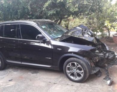 Xe BMW mất lái đâm vào gốc me, Chủ tịch huyện Côn Đảo tử vong