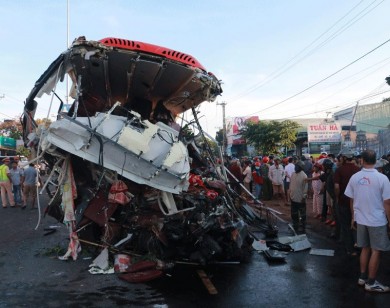 Gia Lai: Xe tải đâm đối đầu xe khách, ít nhất 12 người chết