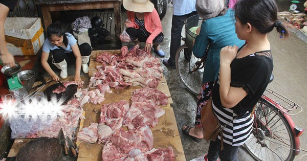 Người dân chen chúc mua thịt lợn ủng hộ chị Xuyến - Người phụ nữ bị hắt chất bẩn lên người và sạp thịt