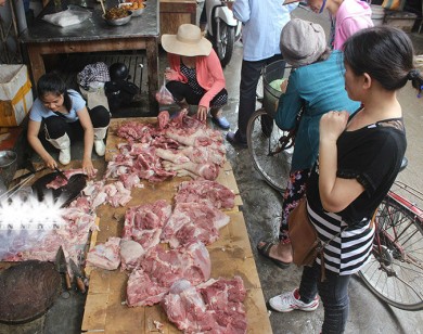 Người dân chen chúc mua thịt lợn ủng hộ chị Xuyến - Người phụ nữ bị hắt chất bẩn lên người và sạp thịt