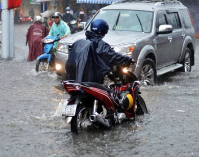 Sau cơn mưa đầu mùa, nhiều tuyến đường TP.HCM ngập nặng