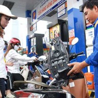 Tăng thuế BVMT 8000đ/lít: Giá xăng Việt Nam đắt hay rẻ?