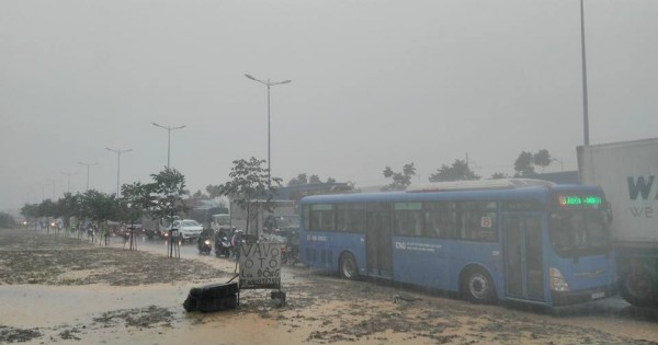 TP. Hồ Chí Minh: Mưa lớn trắng xoá trên Xa lộ Hà Nội 