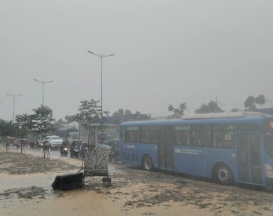 TP. Hồ Chí Minh: Mưa lớn trắng xoá trên Xa lộ Hà Nội 