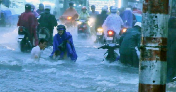 TP. Hồ Chí Minh: ‘Thất thủ’ ngập sâu, kẹt xe khủng khiếp trong cơn mưa đầu mùa