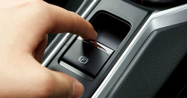 Chuyện gì xảy ra nếu bấm phanh tay điện tử khi ôtô đang chạy?