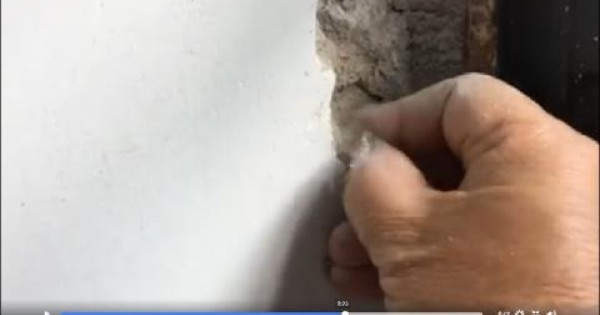 Chung cư Goldmark City: Vừa bàn giao đã dùng tay bóc được từng mảng tường