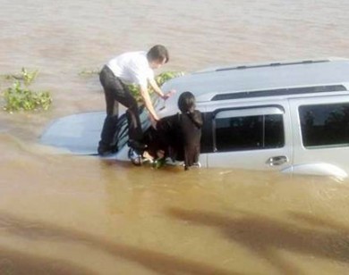 Ôtô tông chết nhân viên phà rồi lao xuống sông Vàm Nao
