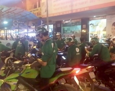 Lái xe GrabBike bị đánh, đồng nghiệp lập hội tìm thủ phạm để "trả đũa"