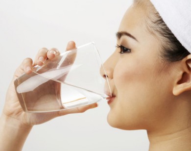 Nguy hiểm nếu uống nhiều hơn một ly nước trước khi ngủ