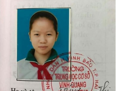 Thực hư bé gái bị bố mẹ đối xử tệ bạc, đổ cơm thừa xuống nền nhà bắt ăn