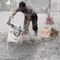 TP. HCM: Mưa lớn gây ngập nhiều nơi, xe máy nằm la liệt hai bên đường