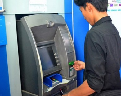 Tăng phí rút tiền ngoại mạng qua ATM: Ngân hàng ngày càng... tận thu?