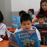 Trẻ chưa biết chữ, có nên cho học ngoại ngữ?