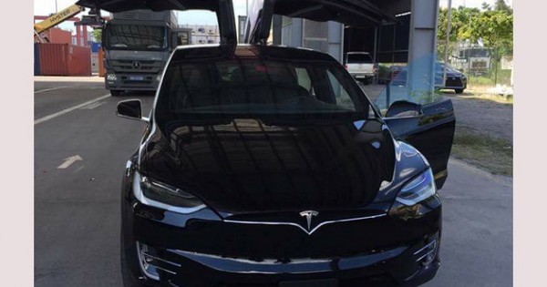 SUV điện Tesla Model X P100D giá 8 tỷ đồng đã có mặt tại Việt Nam