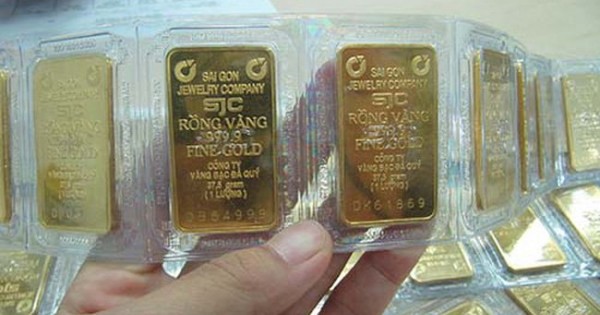 Tiền tỷ trong két: Mua vàng hay gửi tiết kiệm?