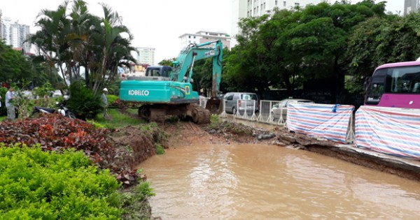 Hà Nội: Vỡ đường ống, hàng nghìn hộ dân mất nước sinh hoạt