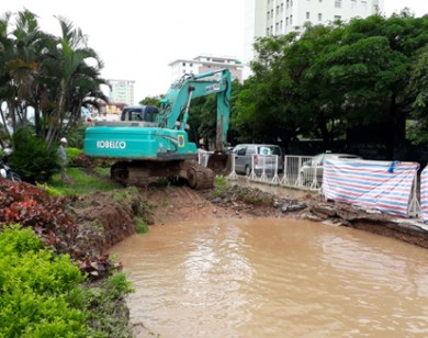 Hà Nội: Vỡ đường ống, hàng nghìn hộ dân mất nước sinh hoạt