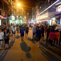 Ngày đầu tiên Phố đi bộ Bùi Viện cấm xe, người dân thong dong dạo phố