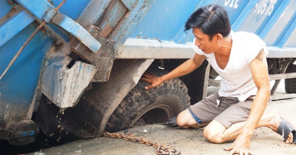 TP HCM: Xe rác bị sụp hố sâu trên đường Hai Bà Trưng