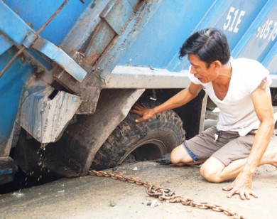 TP HCM: Xe rác bị sụp hố sâu trên đường Hai Bà Trưng