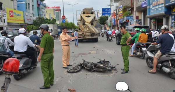 Qua đường thiếu quan sát bị xe bồn cán nát 2 chân