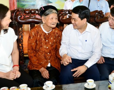 Chủ tịch Nguyễn Đức Chung thăm các gia đình có công huyện Ba Vì
