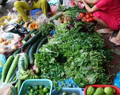 Hà Nội: Mưa kéo dài, rau xanh tăng giá đột biến