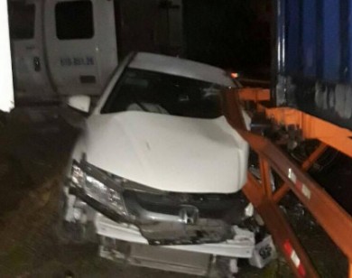 Container chạy ngược chiều làm 3 người ngồi trong xe taxi Uber thoát chết trong "gang tấc"