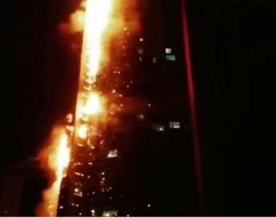 Tháp ‘Đuốc” 79 tầng ở Dubai cháy ngùn ngụt