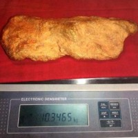 Thợ máy xúc múc được cục vàng 10kg nguyên khối
