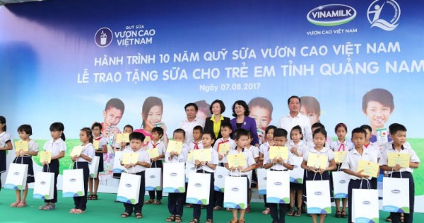 Vinamilk trao tặng hơn 46 nghìn ly sữa cho trẻ em nghèo Quảng Nam