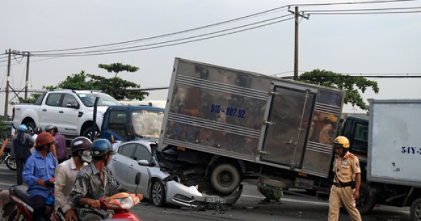 Bốn ôtô tông liên hoàn ở cửa ngõ Sài Gòn