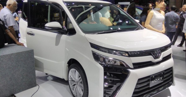 Toyota Voxy 2017 ra mắt Đông Nam Á, 'đàn anh' của Innova