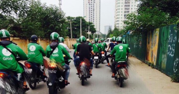 Khách kêu trời giá GrabBike gấp đôi ngày thường, đắt ngang taxi