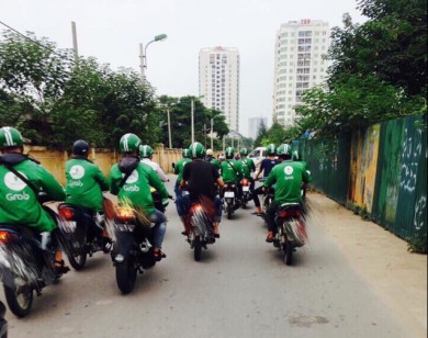 Khách kêu trời giá GrabBike gấp đôi ngày thường, đắt ngang taxi