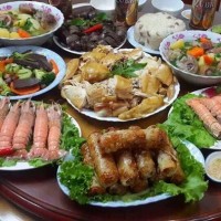 Mâm cỗ cúng 'cô hồn' 5 triệu, chị em công sở xuống tiền ngay