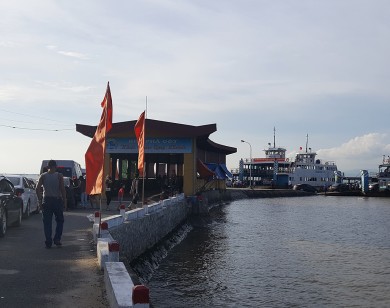 Hải Phòng: Cầu vượt biển thông xong, tắc phà trầm trọng