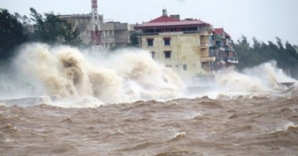 Siêu bão áp sát, gió thổi bay người, mưa ngút trời tại miền Trung